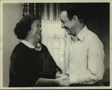 Press Photo Man & Woman Hold Hands - sap50686