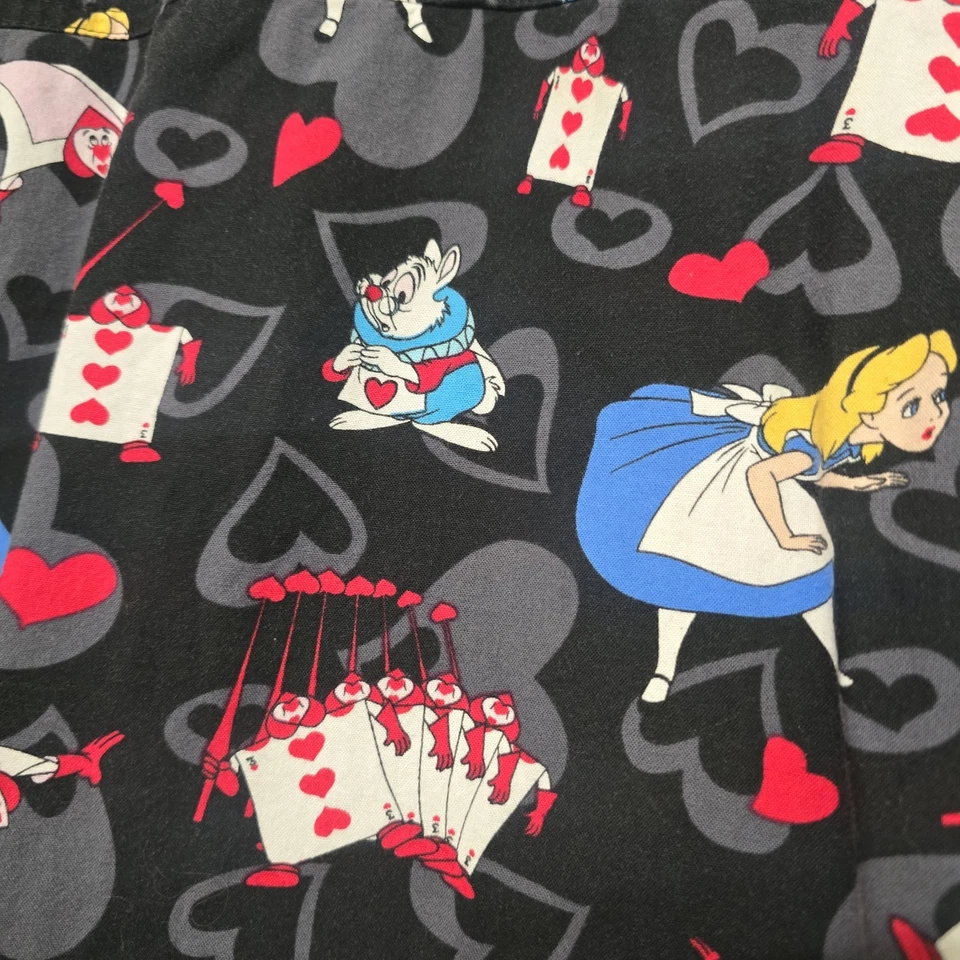 Blusa Médica Disney Alicia en el País de las Maravillas 2XL Negra Corazones Rojos Blanco Conejo Enfermeras. Foto 3 de 4