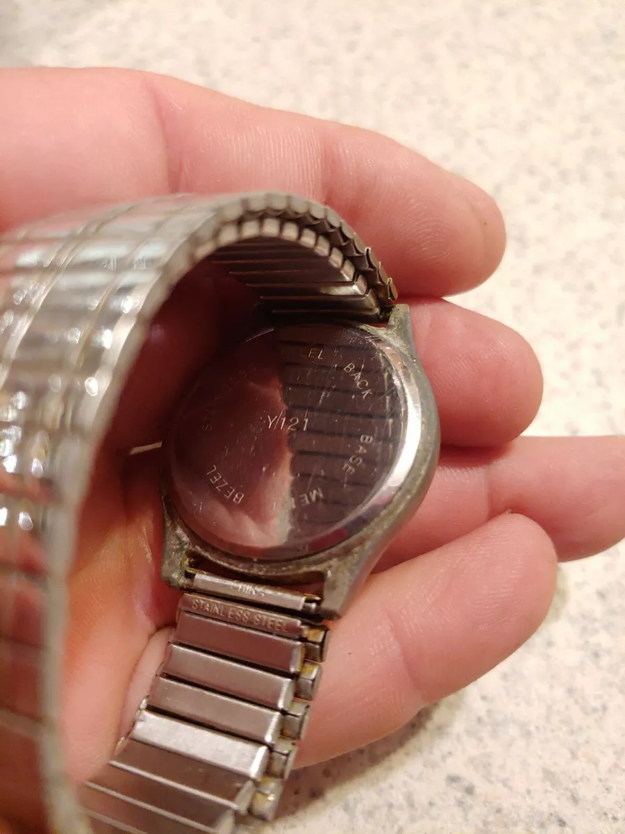 Vintage advance quartz watch top