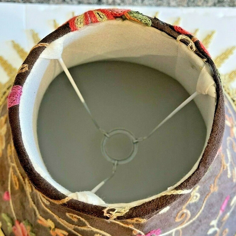 ЦВЕТОЧНАЯ ВЫШИВКА И КРУЖЕВО ПОЛЬЗОВАТЕЛЬСКИЙ ТКАНИ АБАЖУР ЛАМПЫ - 10 1/4 X 15 X 5 - Изображение 4 из 4