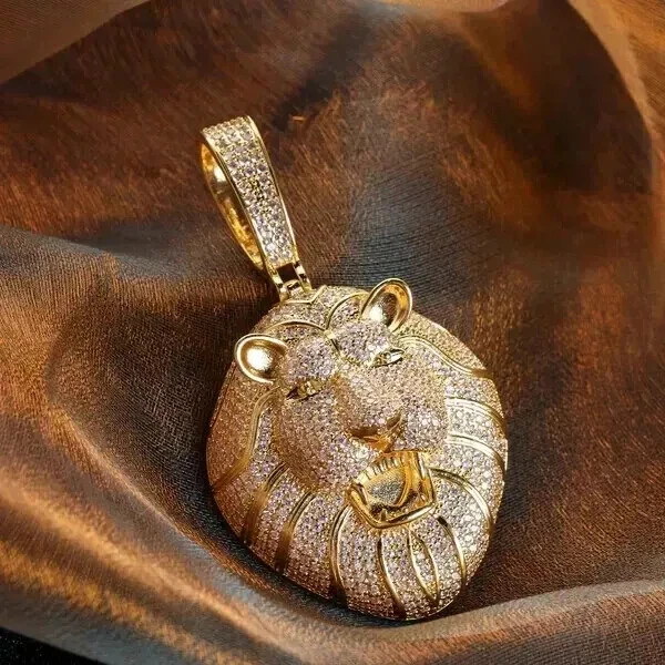 Colgante cabeza de león real de moissanita de corte redondo de 3,00 quilates enchapado en oro amarillo de 14 quilates Foto 2 de 4