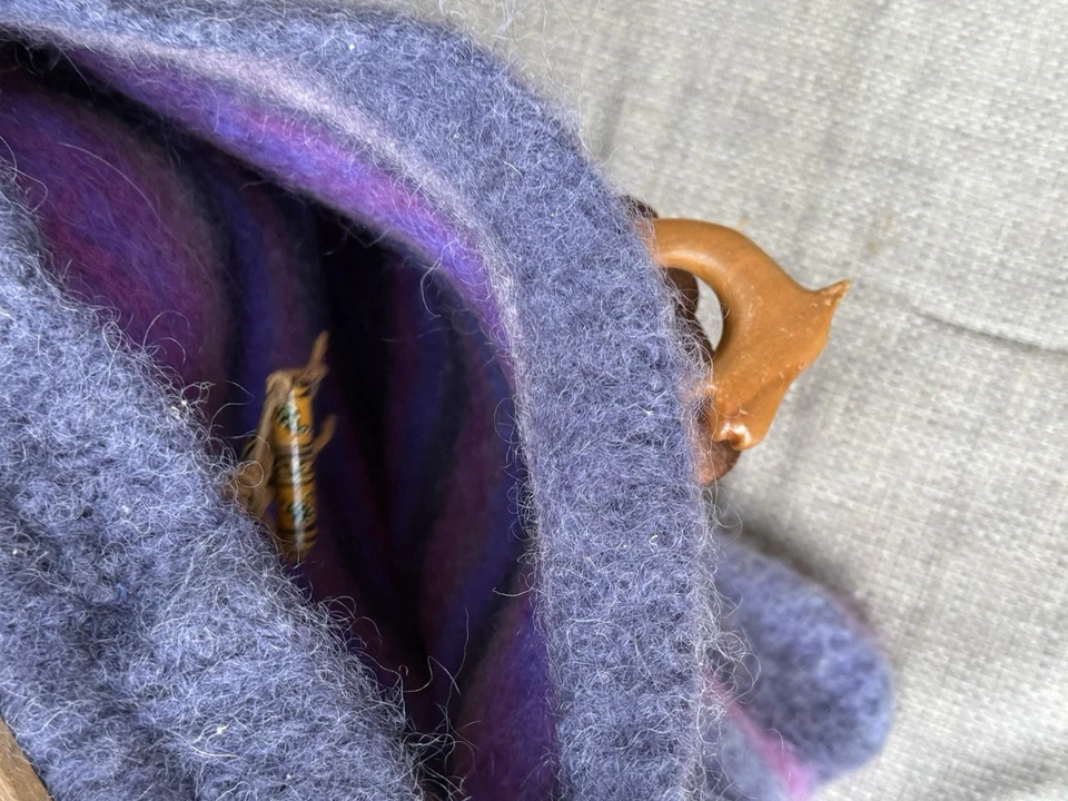 Bolso/cartera de colección de fieltro de lana púrpura con mango superior Foto 3 de 3