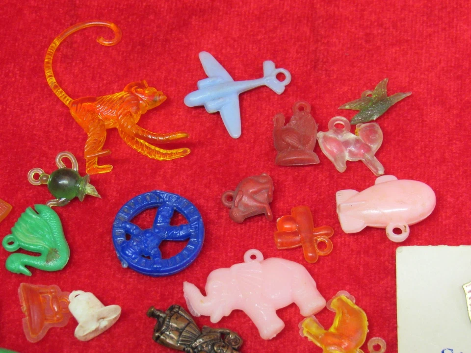 Lote De Colección De 60+ Dijes Y Baratijas Cracker Jack, Gumball, Máquina Expendedora. Foto 2 de 4