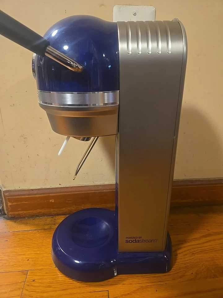 KitchenAid Azul Cobalto Soda Stream Máquina de Bebidas Espumosas Mango de Agarre Suave Foto 4 de 4