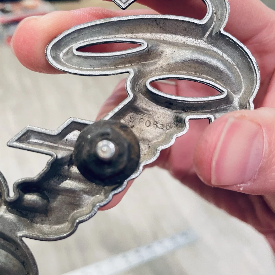 Oldsmobile Cutlass Cruiser 1978-81 guardabarros delantero emblema insignia GM 560650 Foto 3 de 3