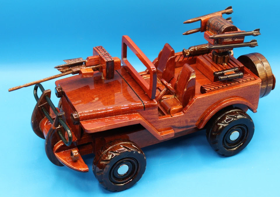 JEEP MILITAR VINTAGE MADERA CAOBA CON PISTOLAS CAJA ORIGINAL HECHO EN VIETNAM Foto 3 de 4