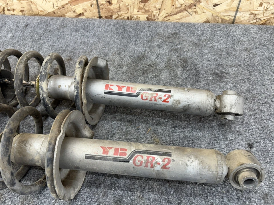 TOYOTA SUPRA MK3 1986-1988 REAR LEFT & RIGHT STRUT SHOCK ABSORBER KYB SET - Image 2 of 4