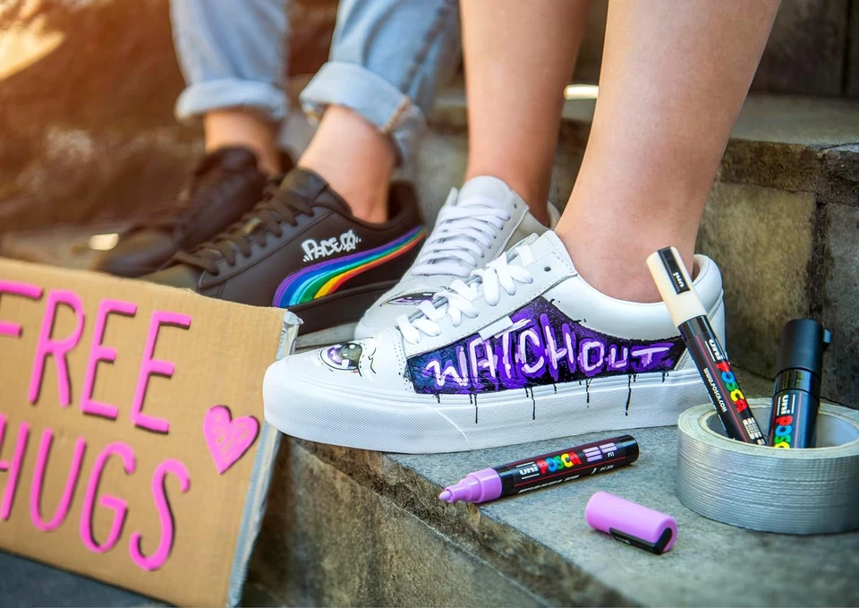 uni-ball 186827 Posca Marker Set Sneaker Pens 8 Case Opaque on Light Surfaces da - Image 4 of 4