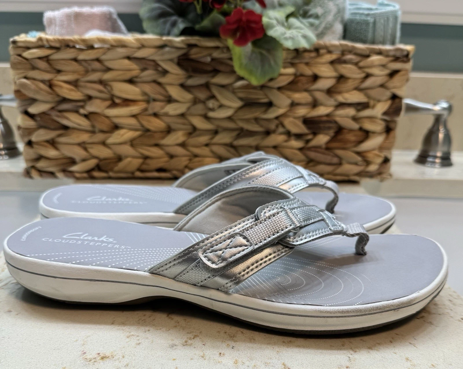 Clarks Cloudsteppers sandali sportivi tanga brezza mare argento 9M usati