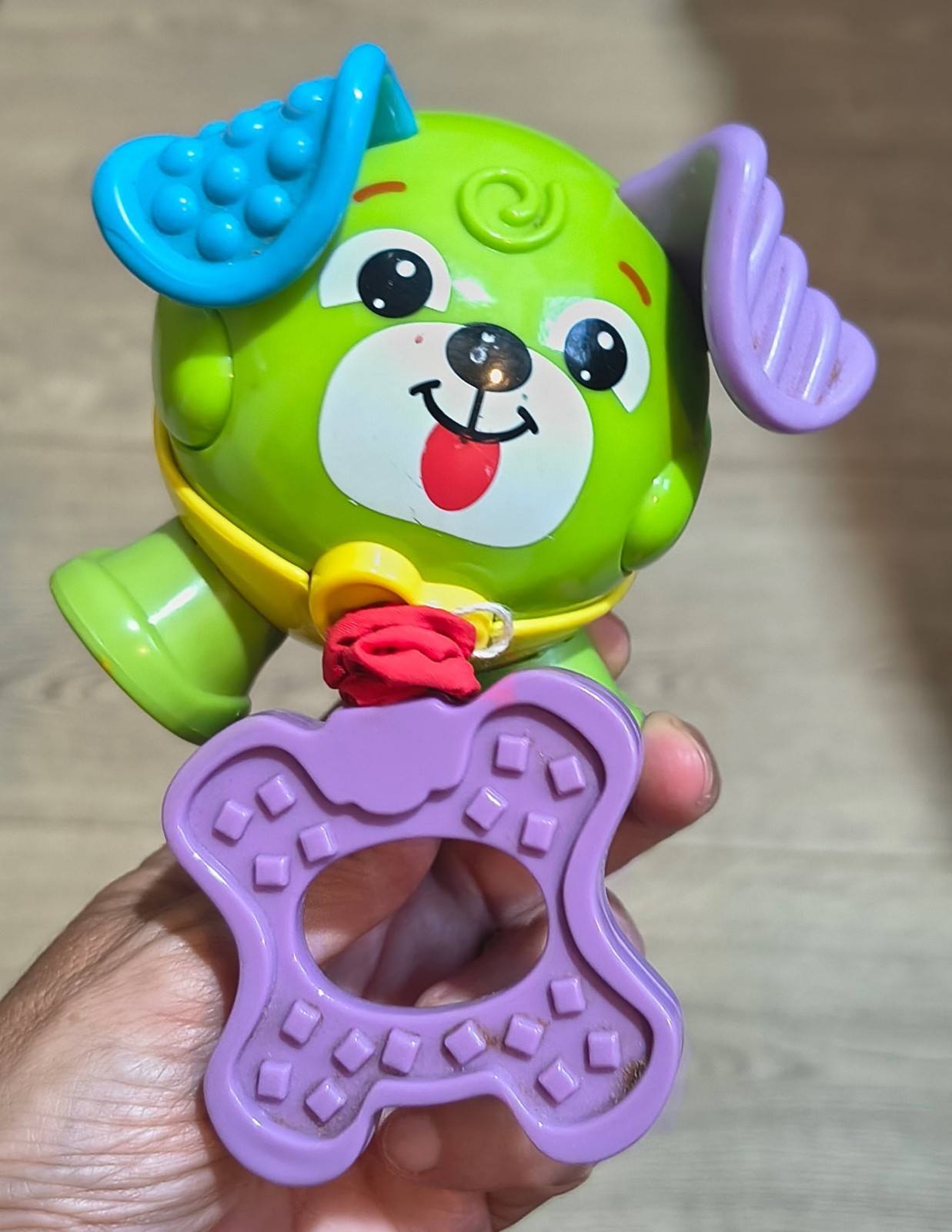 Giocattolo vintage a forma di cagnolino Fisher Price. - Colore verde brillante.