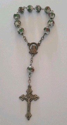 Weißer Cloisonne ein Jahrzehnt Rosenkranz, Italien - Weißmetall Kruzifix und Mitte.