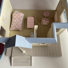Sylvanian Family Infirmary Hospital And Accessories