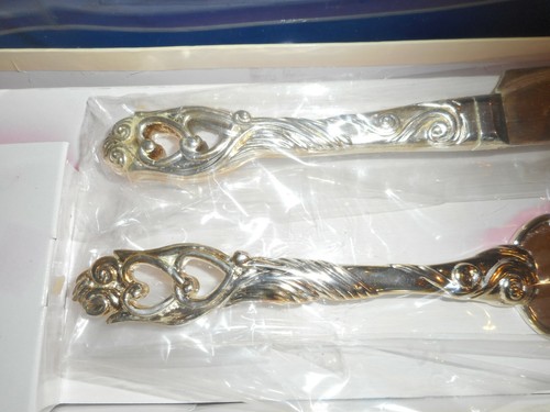 EVERLASTING ELEGANCE 2 PIECE WEDDING CAKE SERVING SET/HEART DESIGN TOPS/USED-BOX - Picture 3 of 12