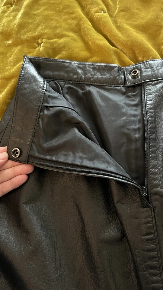 Minifalda lápiz de cuero genuino gótica grunge de motociclista Adler de colección para mujer 7/8 negra Foto 4 de 4