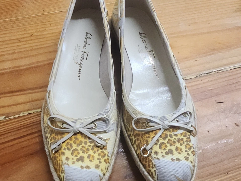 Alpargata plana Salvatore Ferragamo con estampado de leopardo/guepardo talla 7,5 AA USADA EN EXCELENTE ESTADO $495 Foto 2 de 4