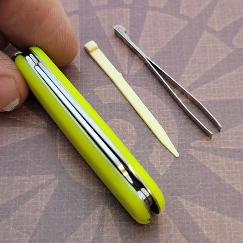 Victorinox Knife Switzerland Swiss Army Sak 58mm Classic SD GLOW In The Dark - Picture 6 of 6
