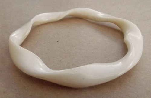 Creamy white, wavy, perspex bangle, 0.8 cm wide - Picture 2 of 4