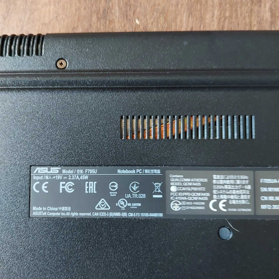 Laptop ASUS Vivobook 17, OVP, Notebooktasche, Wireless-Mouse, Pikachu Mousepad - Bild 4 von 4