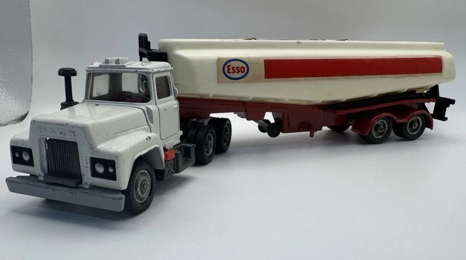 Corgi Vintage MAJOR #1152 - MACK TRUCK with ESSO TANKER TRAILER - Image 2 of 4