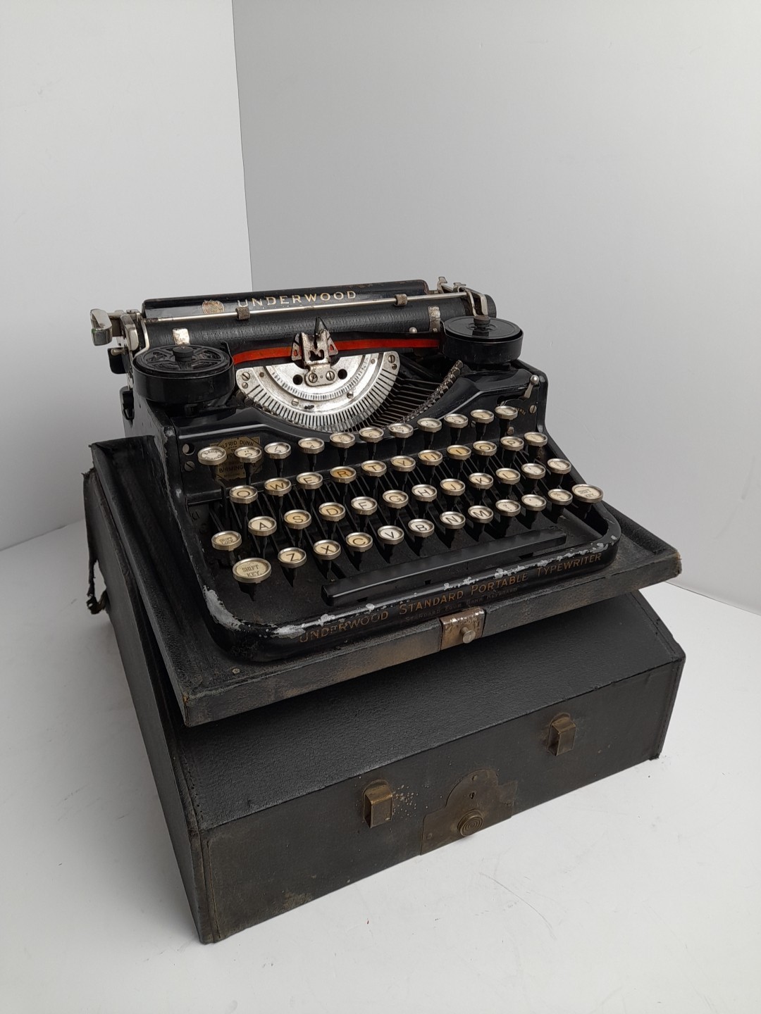 Vintage Underwood Standard 4 Bank Keyboard Portable Typewriter. Beautifull Item