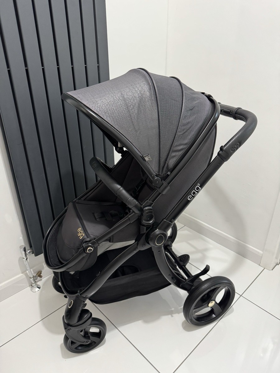 Egg Jurassic black/gold Package With Carrycot And Accessories