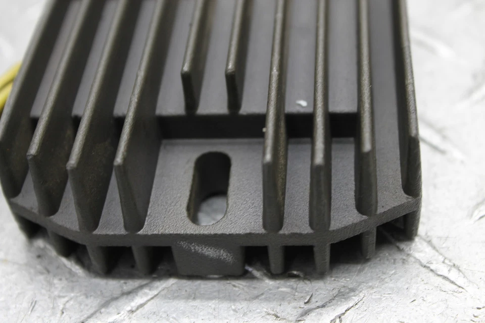 Regulador de voltaje rectificador Suzuki SV650 1999 Foto 3 de 4