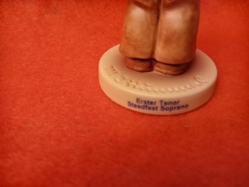 M.I. HUMMEL Club 2005-2006 Goebel 848 - Steadfast Soprano Boy Figurine 2002 #2 - Picture 6 of 7