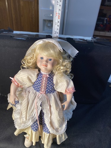 PORCELAIN DOLL BY T C 1992 BEAUTIFUL BLOND CURLY HAIR & FANCY DRESS WITH STAND - Picture 5 of 10