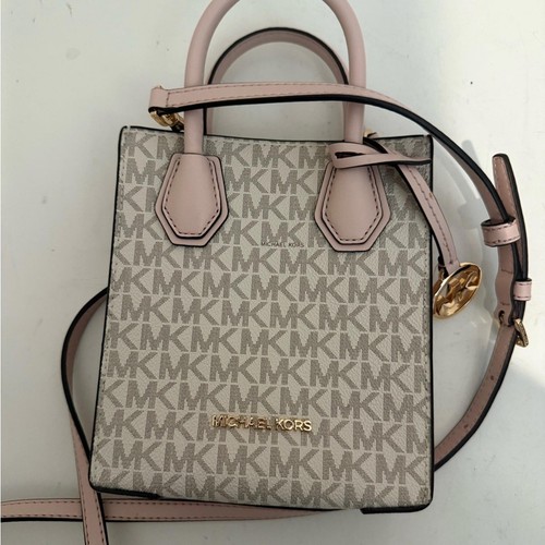 Bolso Bandolera Michael Kors Mercer XS Logo Lona y Rosa Polvo Rubor Cuero - Imagen 4 de 11