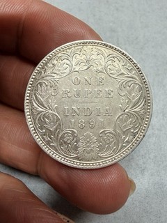 {028} BONITA PLATA India Británica 1 Rupia Victoria. 1891.