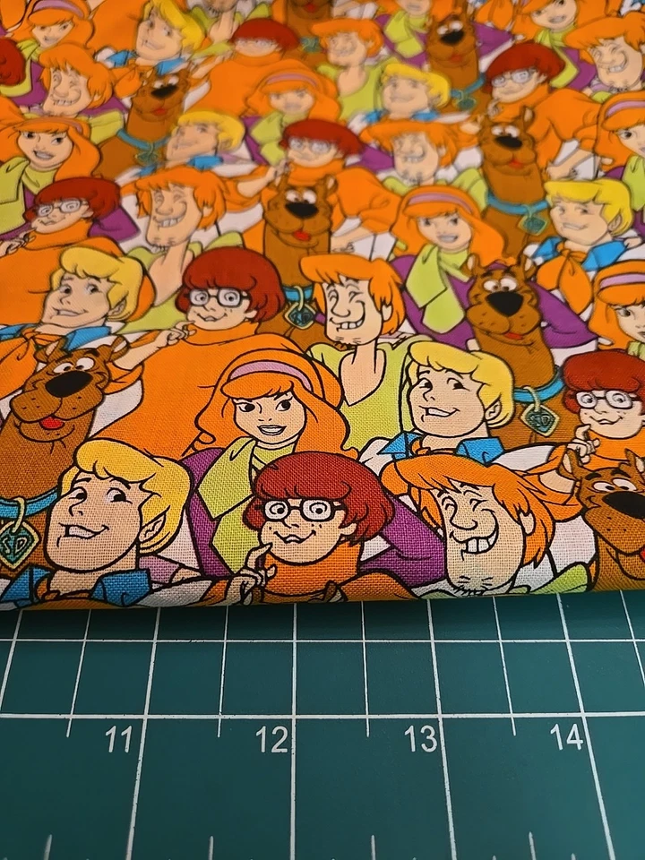 Tela de algodón Scooby Doo Fred Shaggy Velma Daphne por 1/2 yarda NUEVO corte personalizado Foto 2 de 4