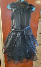 Abito ispirato Mercoledì Addams, ballerò ballo con le mani.