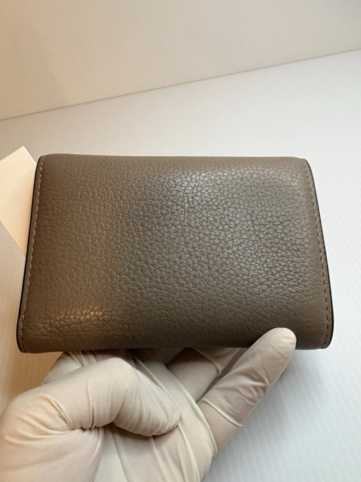 Cartera Tory Burch Kira Mediana Solapa Gris Garza Usada en Excelente Condición Foto 3 de 4