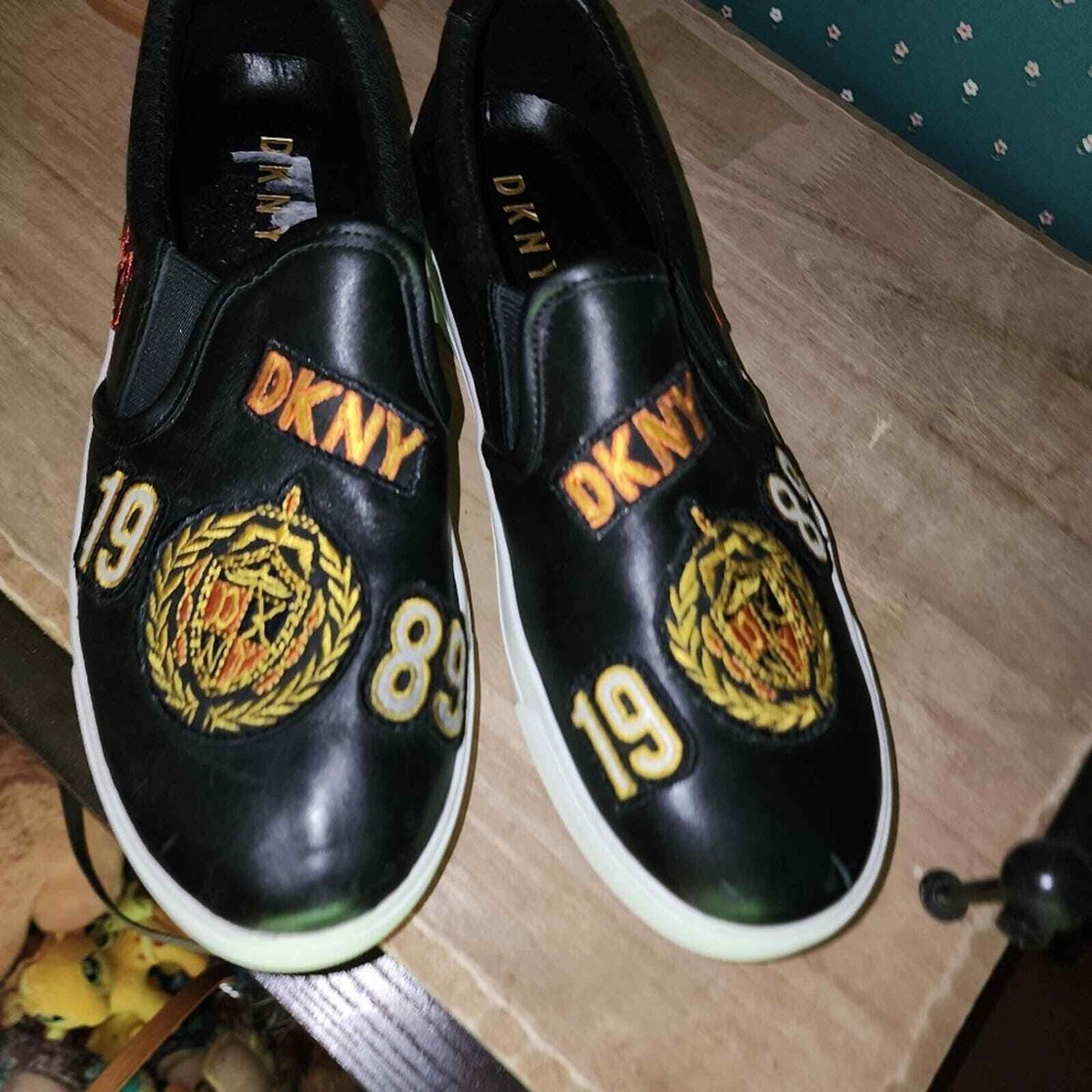 DKNY NWT WOMENS LEATHER PATCH SLIPON SNEAKERS SHOES