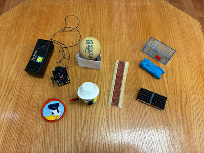 Lot 7 Desk Toys: Minions, Hershey, Mickey Mouse, Donald Duck, Sup-R-Bot [READ]