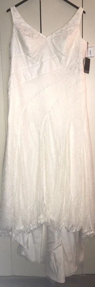 美丽全新 VERA WANG 白色 Davids BRIDAL PLUS 尺码 24W 串珠婚纱 — 第 2/4 张图片