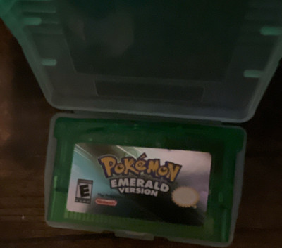 Pokemon emerald -Nintendo game boy advance 