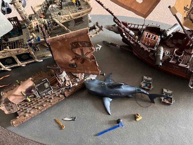 Mega Bloks Pyrates Captain Cutlass Stormstalker Dread Eyes Phantom Shark Escape