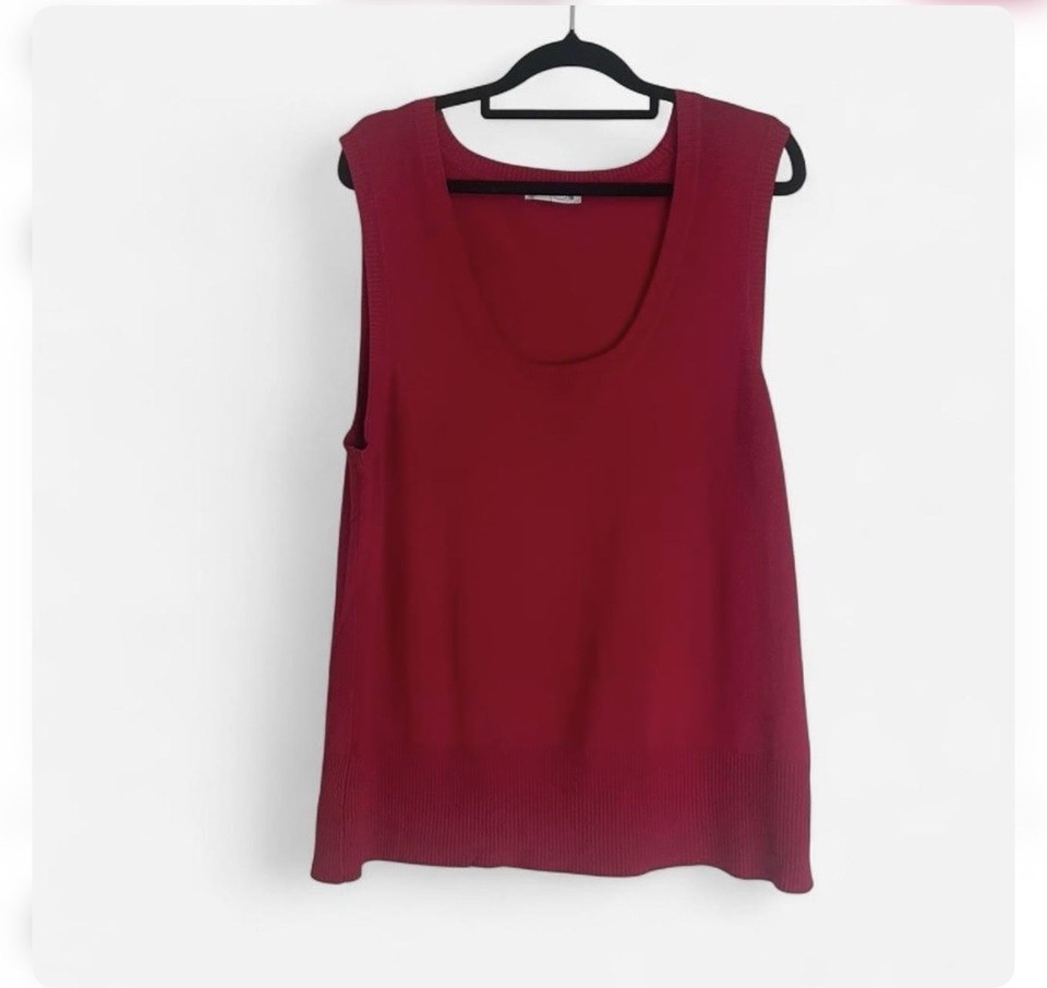 Women's Y2K Target Red knitted vest with a scoop neckline - size 16
