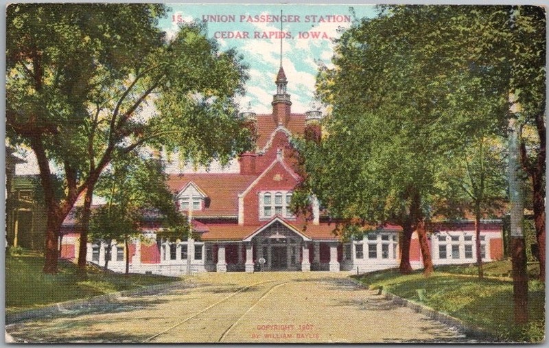 1909 CEDAR RAPIDS, Iowa Postcard "UNION PASSENGER STATION" Railroad Depot