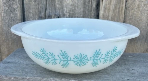 Vintage PYREX 1.5 Quart Frost Garland #023 Bowl Christmas Snowflake Pattern