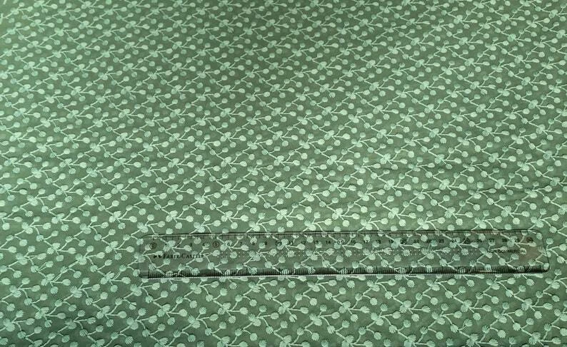 Зеленая прозрачная ткань с вышивкой Sage | Продажа по размеру ткани - небольшие цветочные мотивы - Изображение 4 из 4