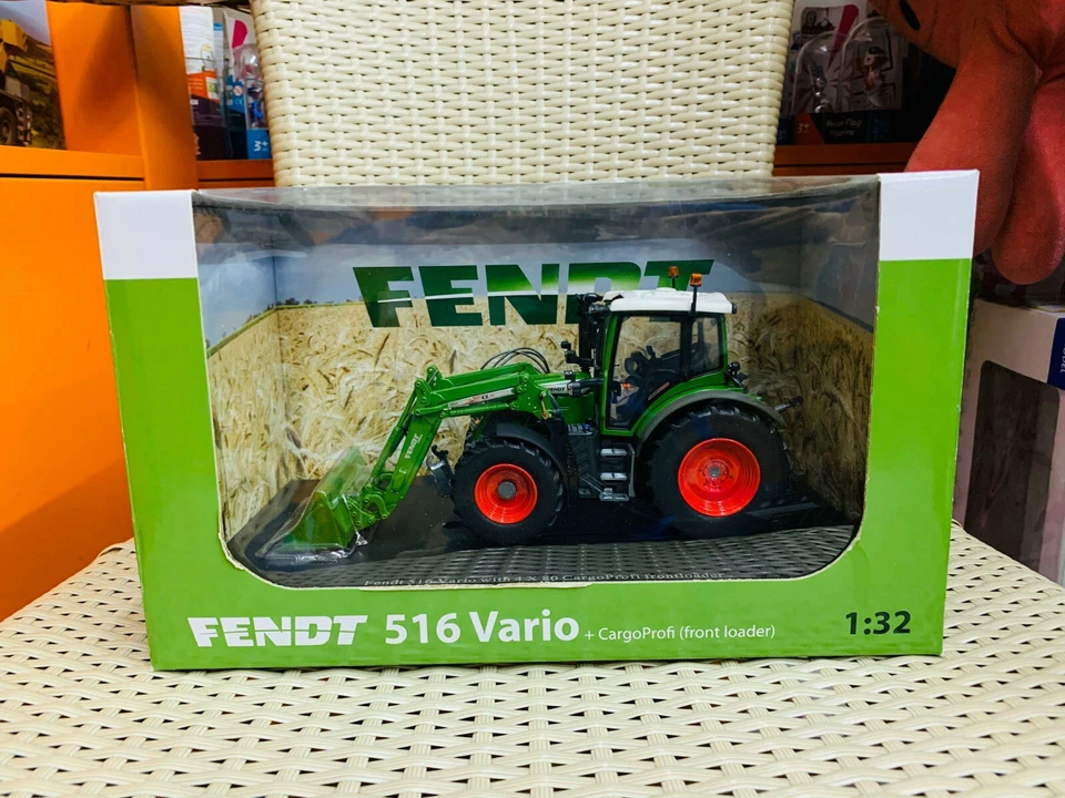 Fendt 516 Vario With 4X80 CargoProfi Frontloader Tractor 1:32 DieCast UH4981 NEW - Image 3 of 4