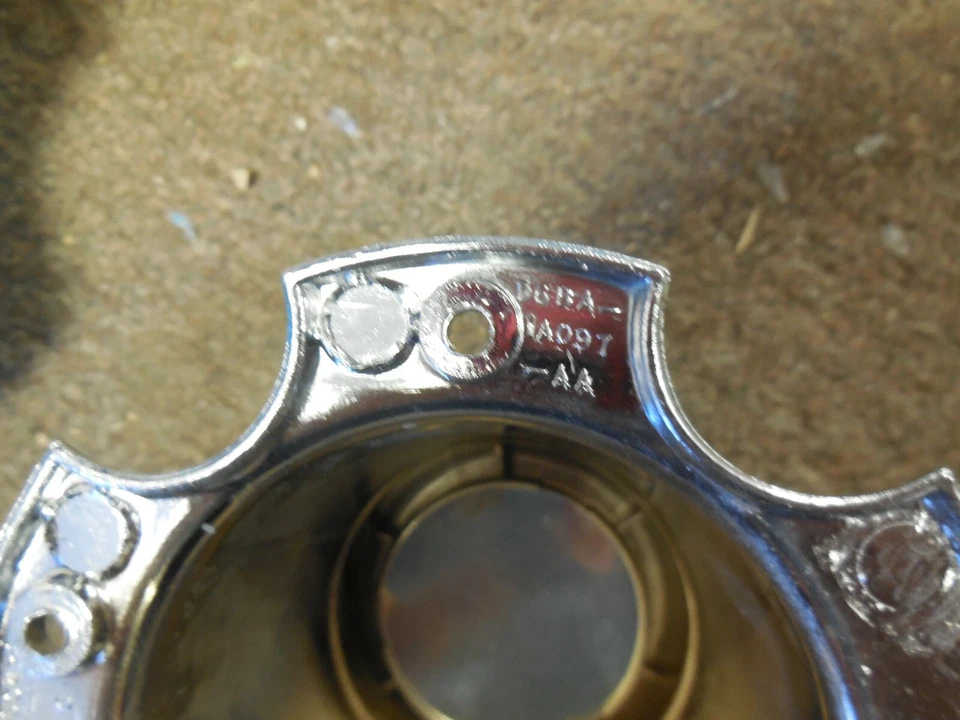 Tapacubos centrales para llantas Ford Mustang 1973 D3ZZ-1130-A como nuevo Foto 4 de 4