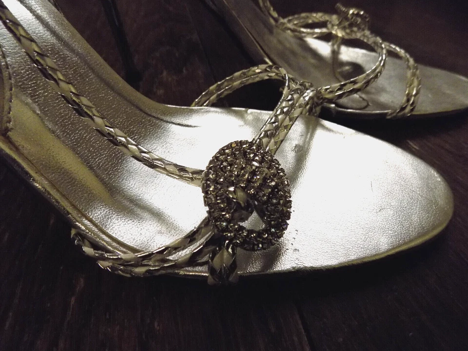 WILD ROSE Rhinestones Braided Strappy Silver Sparkly Fancy 4" Heels Sandals 9.5 - Image 4 of 4