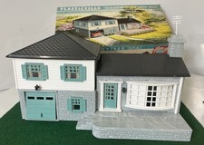 Plasticville O/S Gauge Split Level Home 1908 198 COMPLETE NM W/ Box