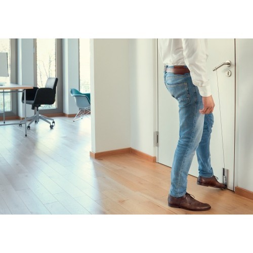 Ouverture de porte avec le pied mains libres grâce au kit de manoeuvre ergonomique