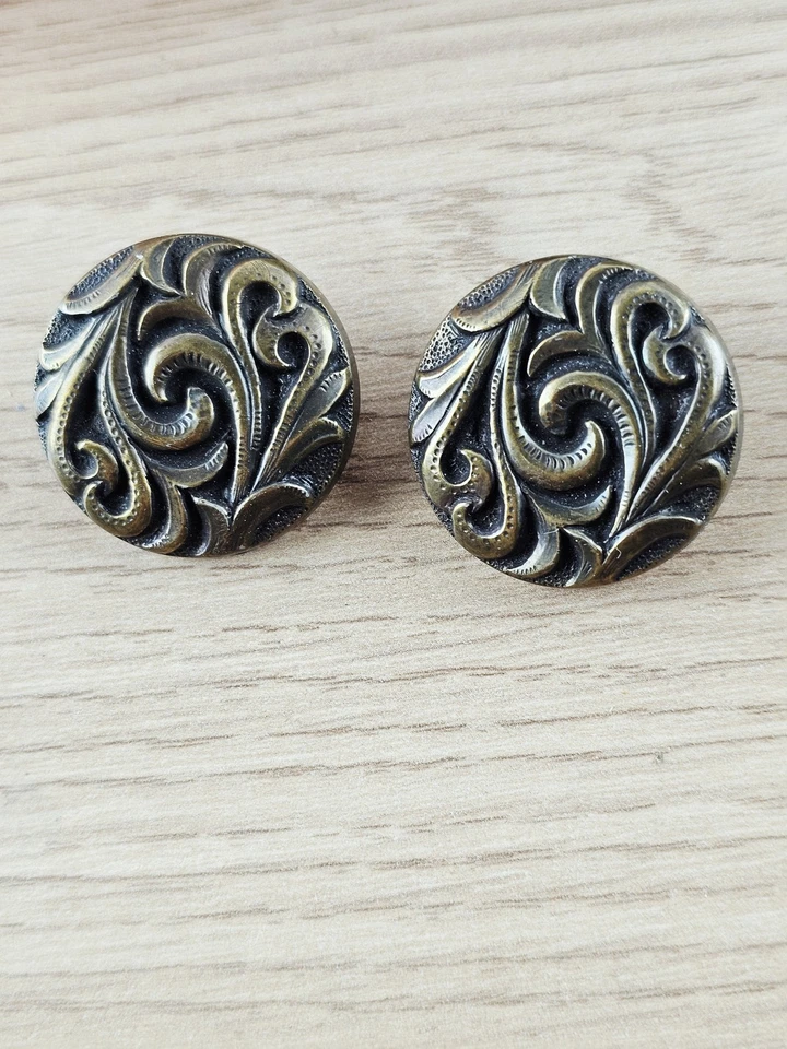 Boutons décoratifs ronds avec motif floral en métal travaillé - Photo 1/1