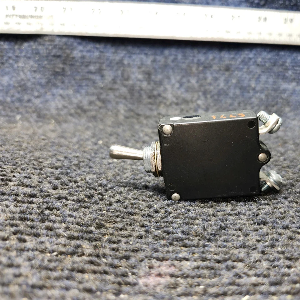 W31X2M1G2 | Tyco Electronics Serie W31 | PIPER PA-24 | Disyuntor 2 AMPS Foto 3 de 4