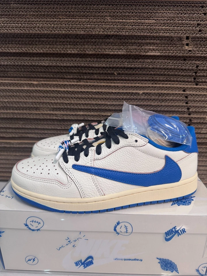 Jordan 1 Retro Bajo OG SP Fragmento x Travis Scott Vela Azul Militar Foto 2 de 4